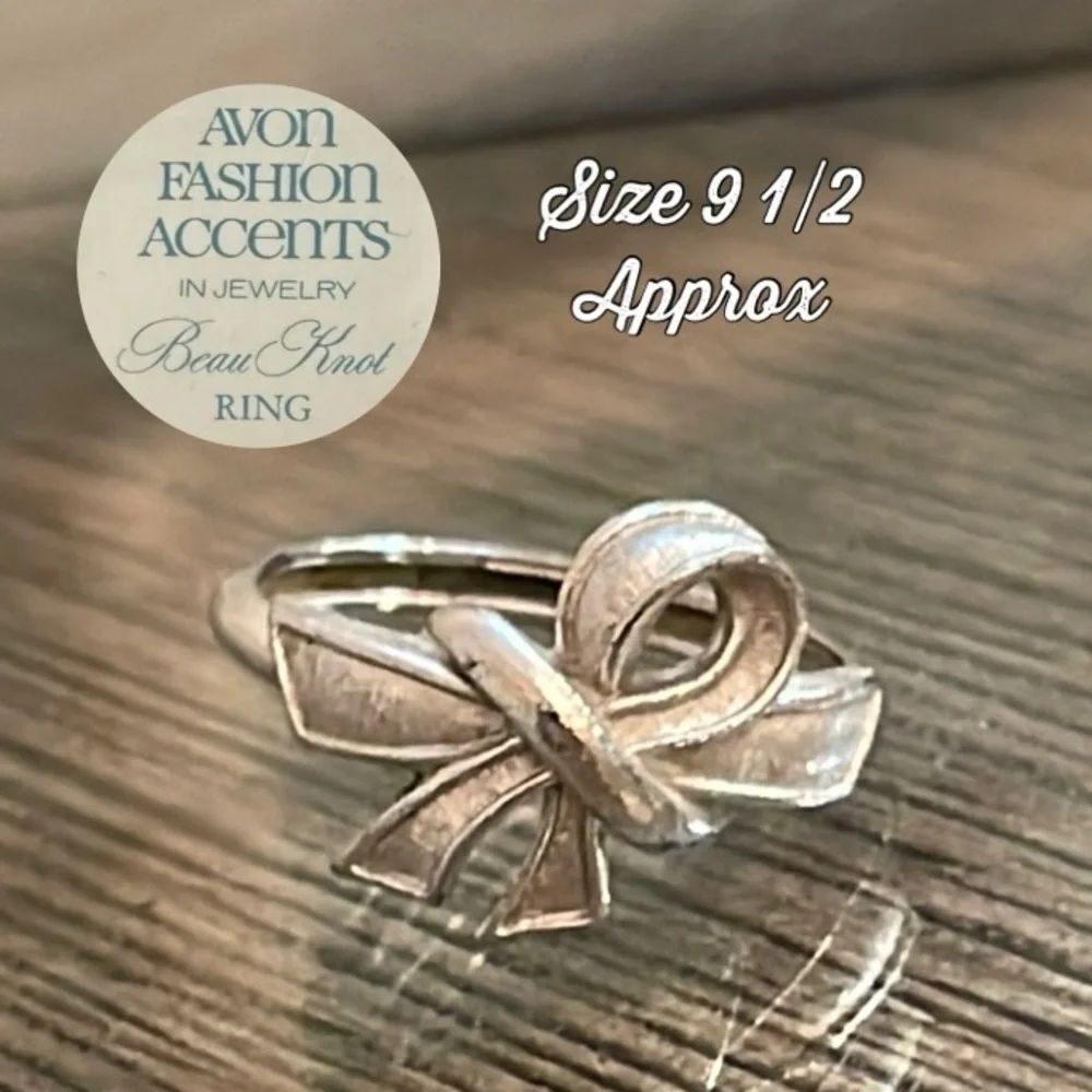 Vintage Avon 1975 Beau Knot Ring Size Medium Silver Tone Bow Ribbon Size 9.5